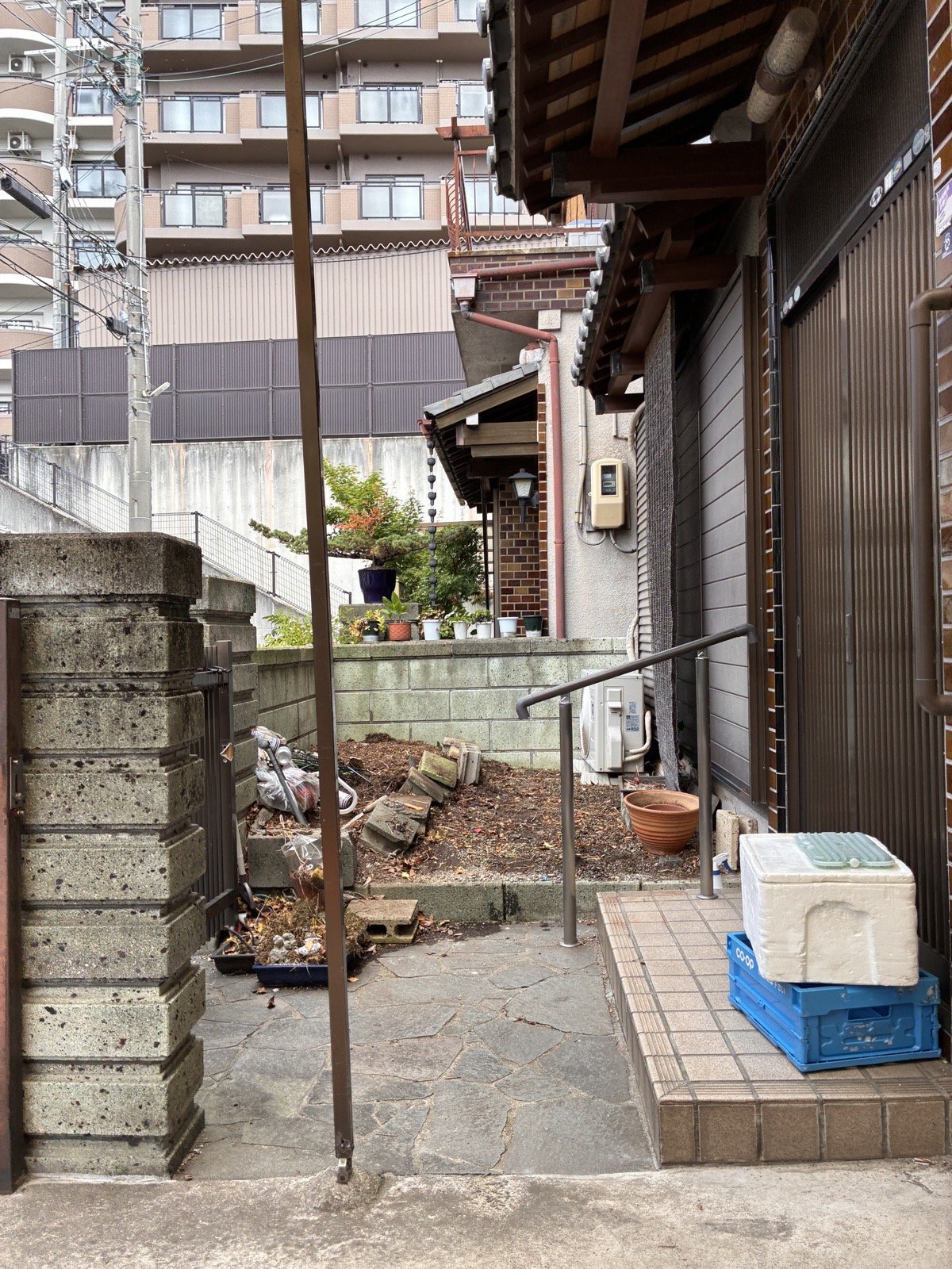 伐採・抜根後の玄関まわり
